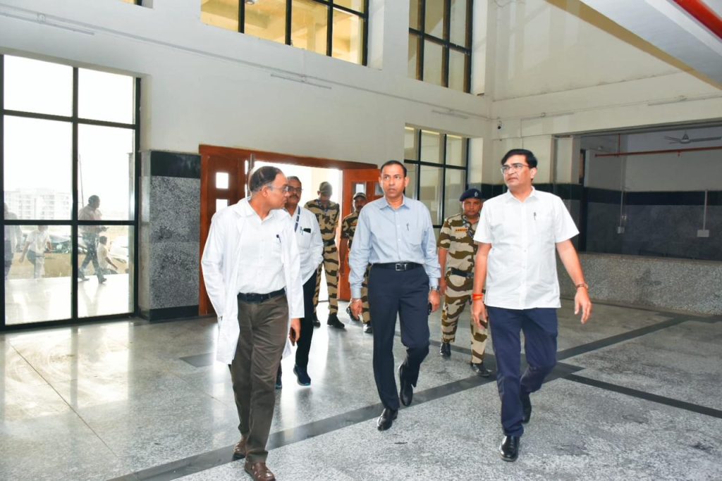 मा. आयुक्त यांची सर्वोपचार रुग्णालय, धुळे येथे भेट